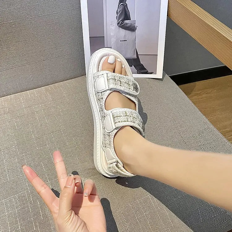 Sandália Lupita™ com Design Confort - Conforto Sob Medida e Brilho Para os Seus Pés!